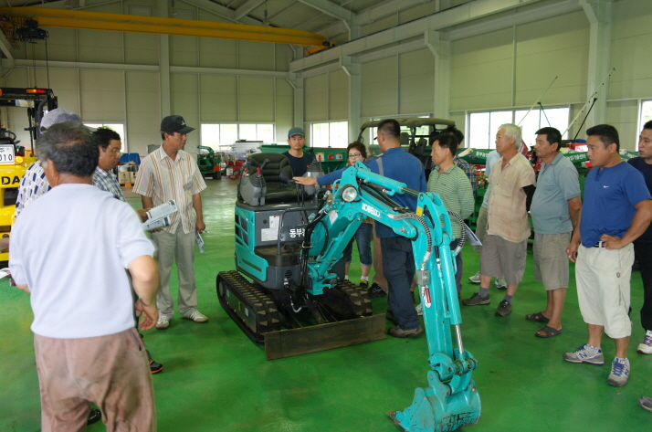 농용굴삭기 현장이용기술 교육실시